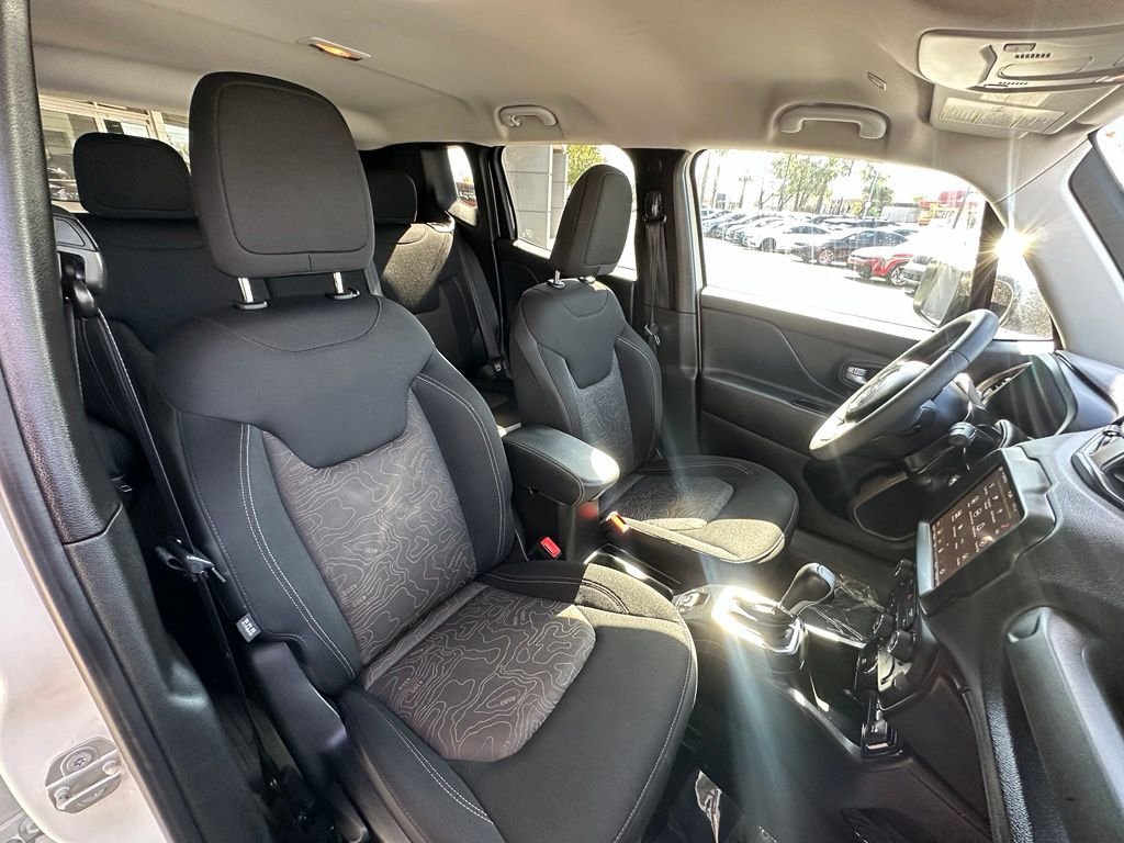 Used 2023 White Jeep Latitude image 18