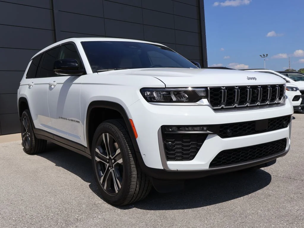 New 2027 Bright White Clear-Coat Paint Jeep Limited image 6
