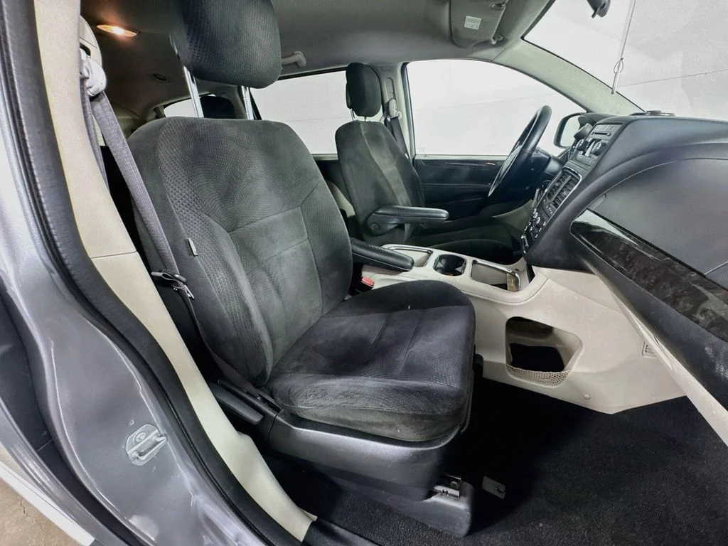 Used 2015 Silver Dodge SXT image 32