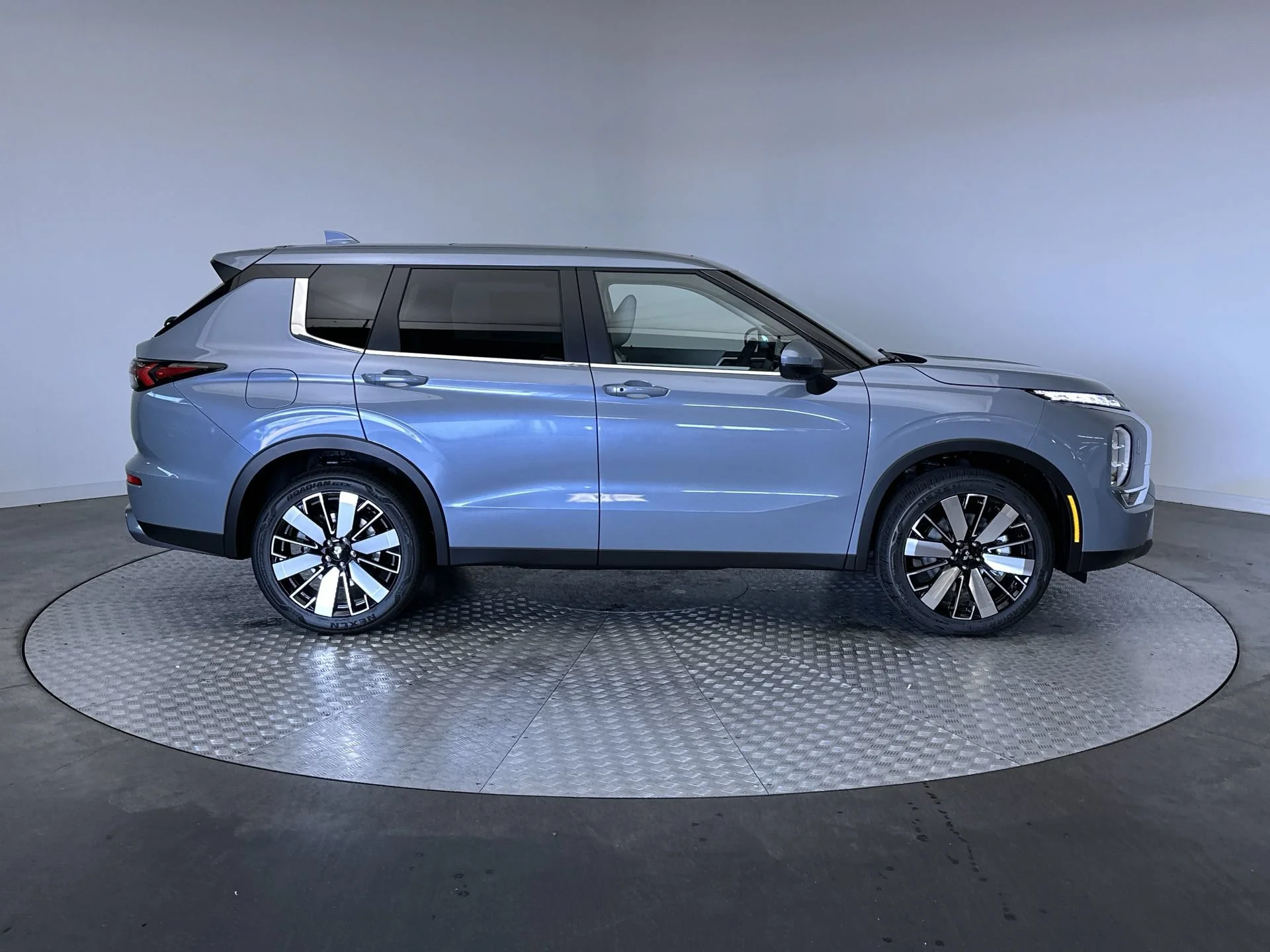 New 2026 Moonstone Gray Metallic Mitsubishi SE image 10