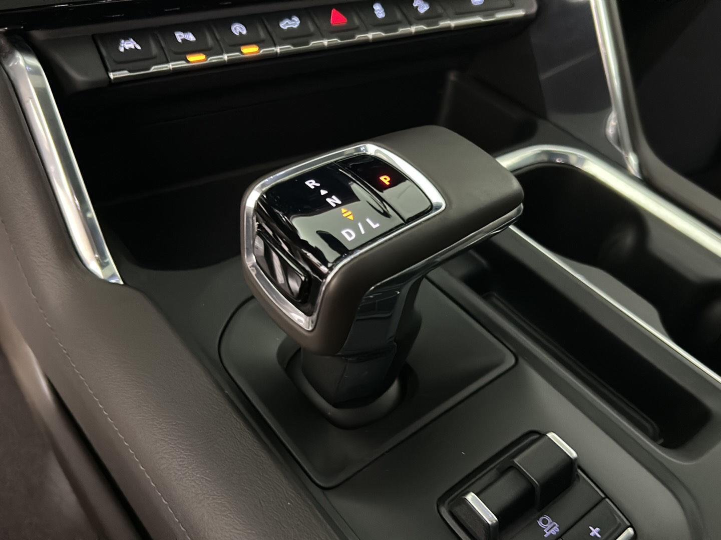 Used 2024 White Frost Tricoat GMC Denali image 33