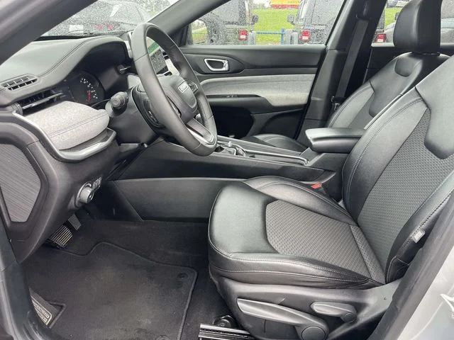 Used 2024 Silver Jeep Latitude image 16