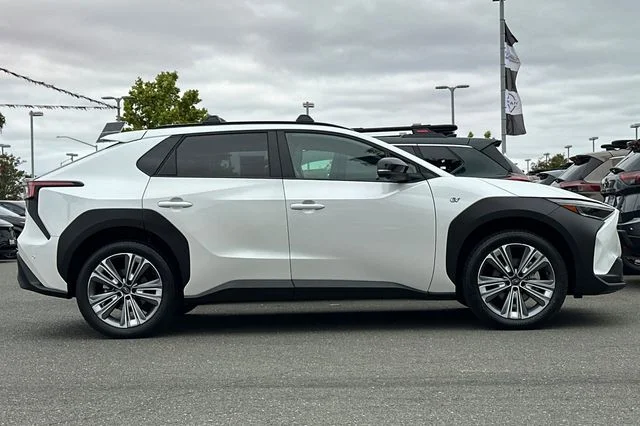 Used 2023 White Subaru Limited image 3