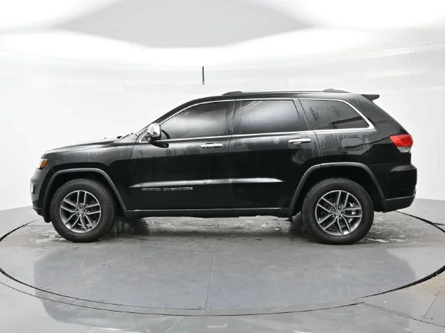 Used 2017 Diamond Black Crystal Pearlcoat Jeep Limited image 4