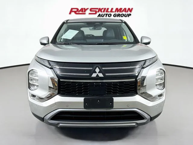 Used 2025 Silver Mitsubishi SE image 2