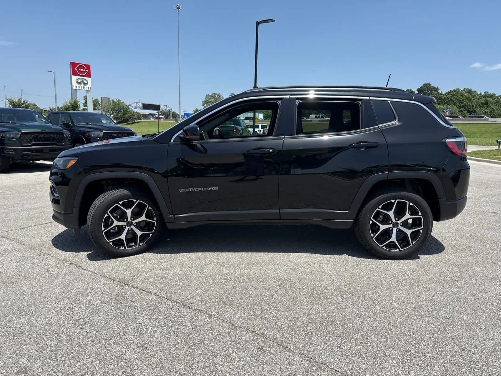 New 2026 Diamond Black Crystal Pearl-Coat Exterior Paint Jeep Limited image 5