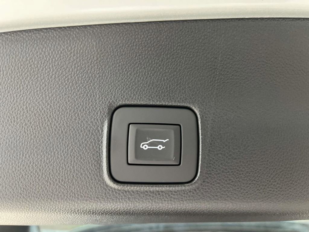 Used 2025 Iridescent Pearl Tricoat Chevrolet ACTIV image 20