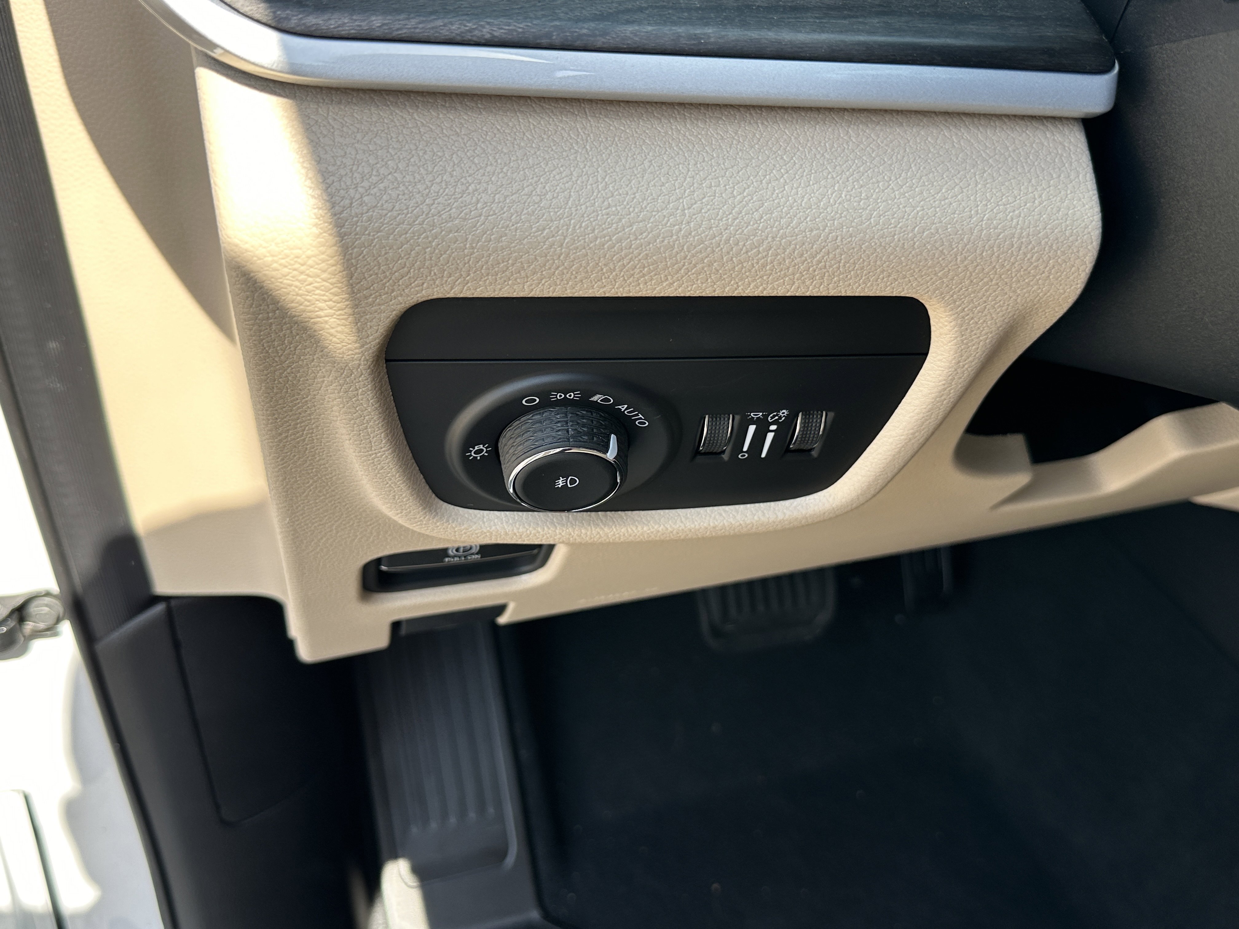 New 2026 Bright White Clear-Coat Exterior Paint Jeep Limited image 29