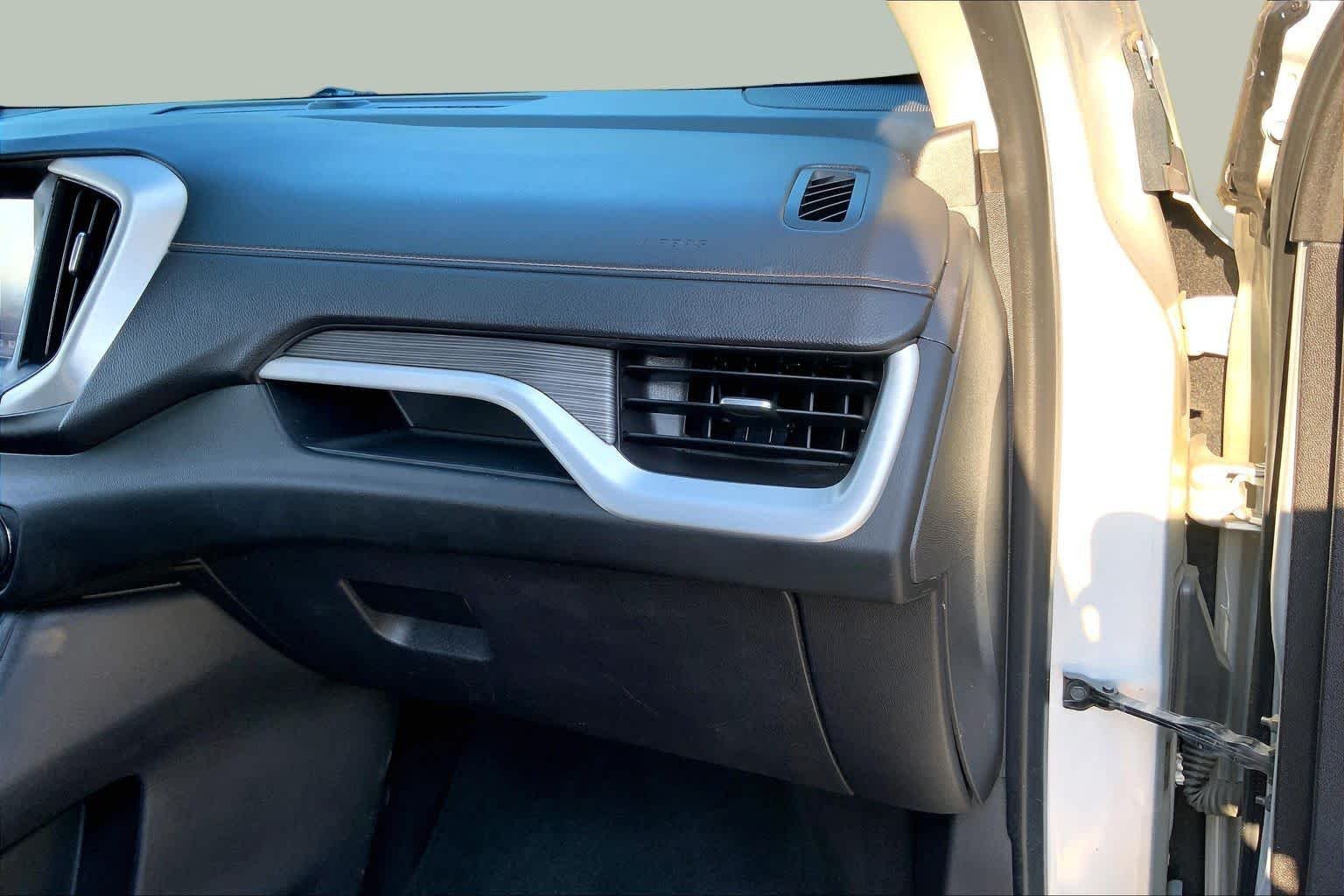 Used 2018 Quicksilver Metallic GMC SLT image 18