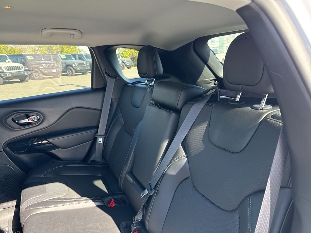 New 2023 Bright White Clear-Coat Exterior Paint Jeep Altitude Lux image 19