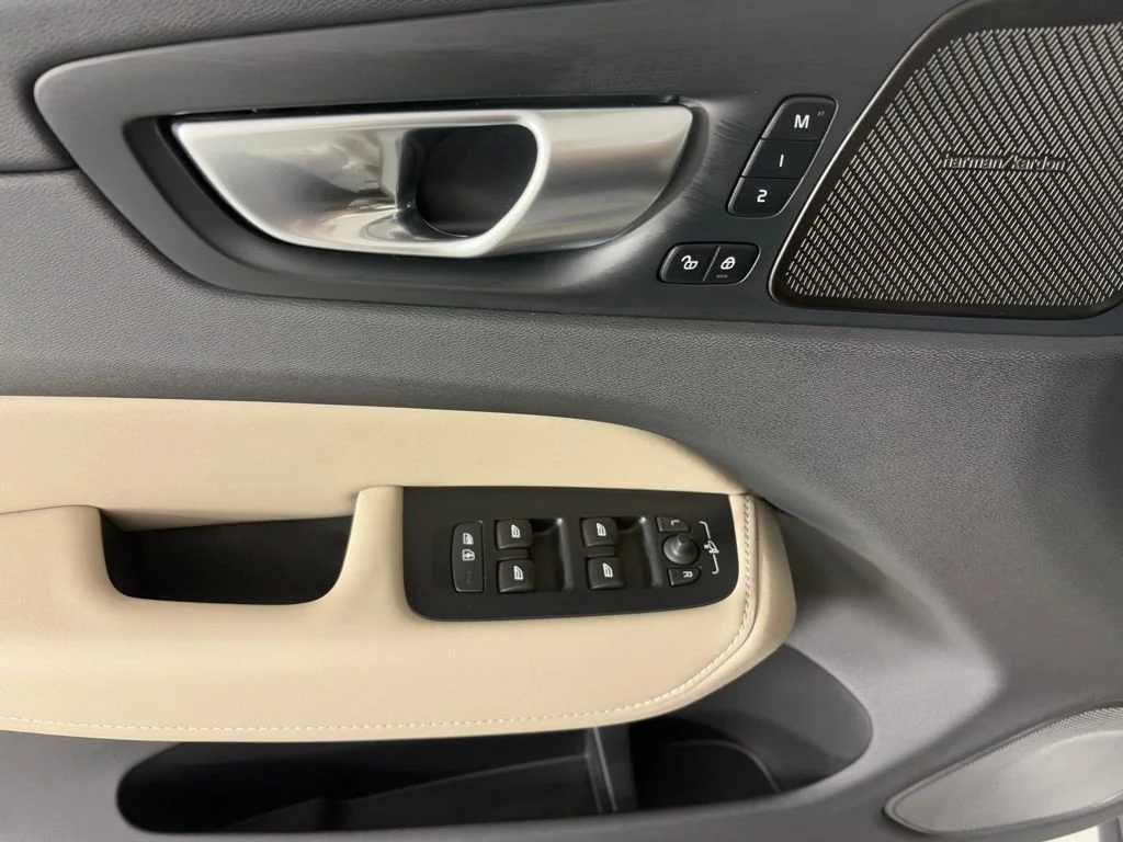 2026 Volvo XC60 Plus - Photo 19