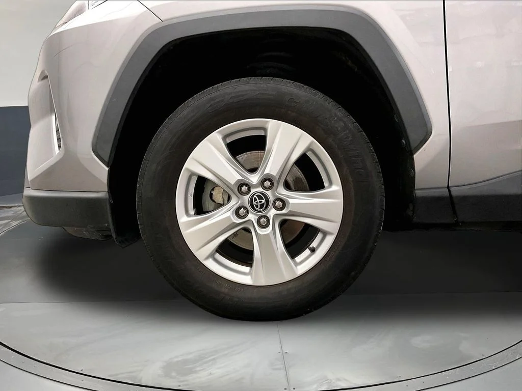 Used 2020 Silver Toyota XLE image 12