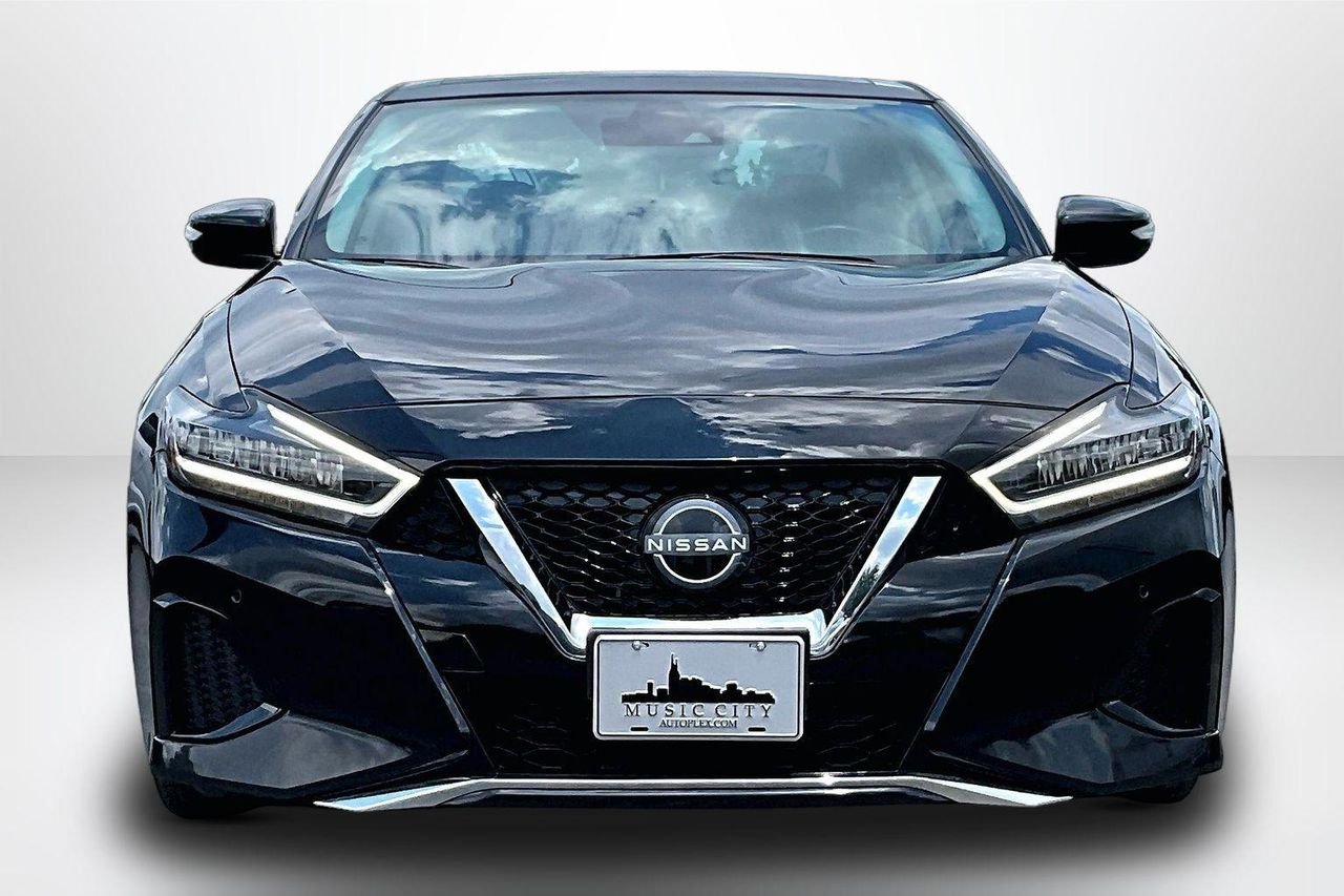 Used 2023 Super Black Nissan SL image 2