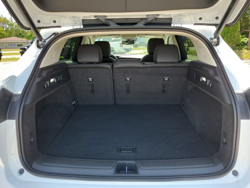 Used 2023 Summit White Buick Essence image 6