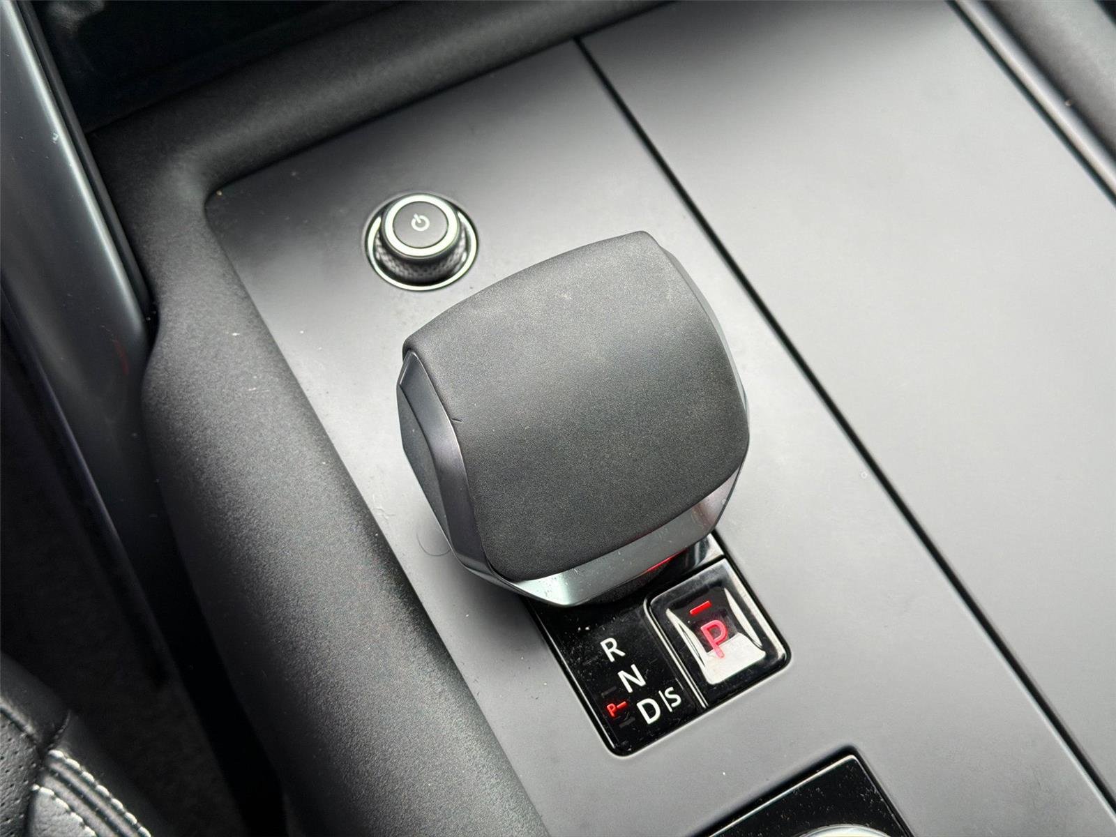 Used 2024 Fuji White Land Rover Dynamic SE image 17