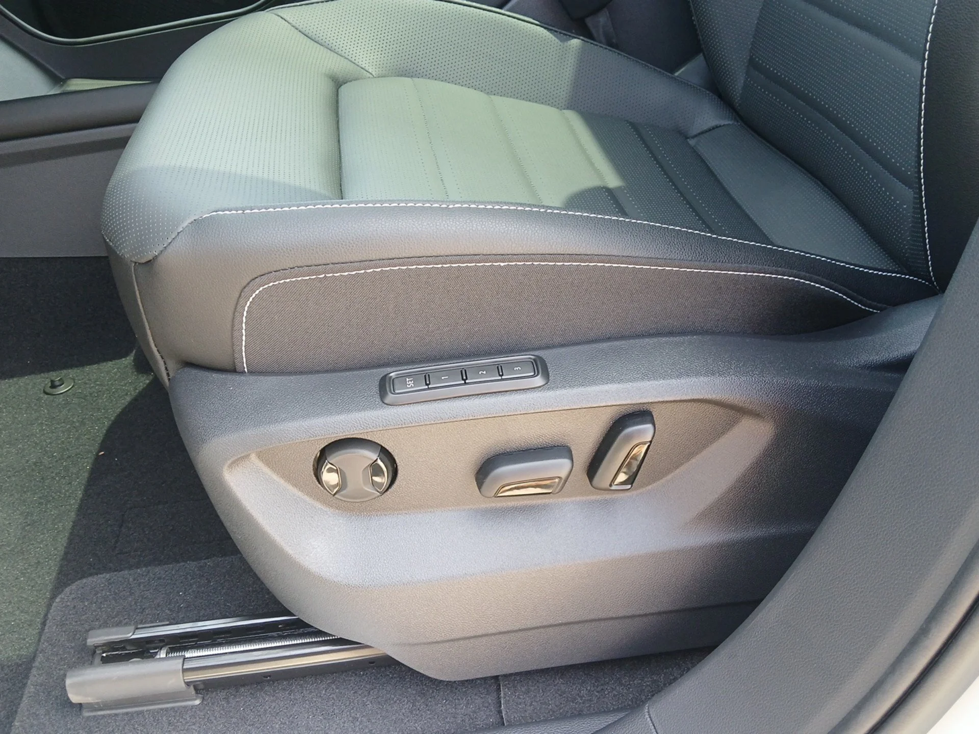 New 2026 Opal White Pearl Volkswagen 2.0T SEL image 20