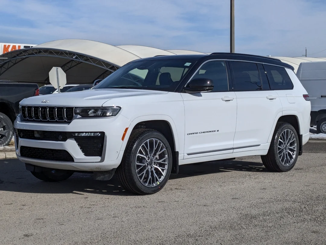 New 2026 White Jeep Summit - - 4x4 - Pano Sunroof - Palermo Lthr - Head-Up Display - Night Vision & More! image 4