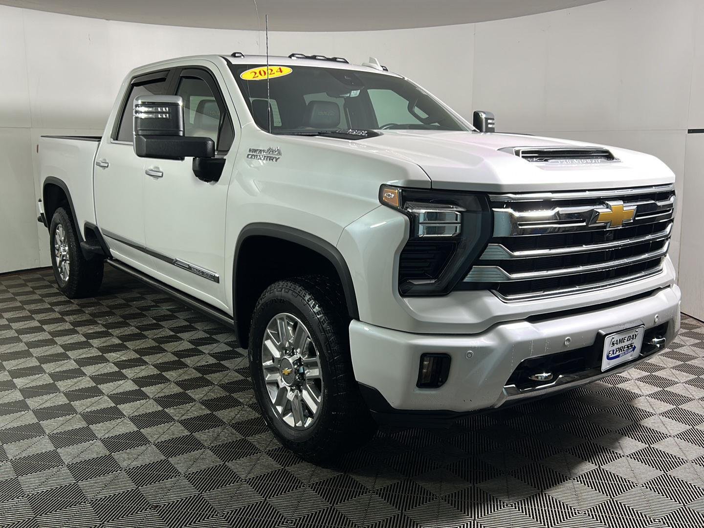 Used 2024 Iridescent Pearl Tricoat Chevrolet High Country image 5