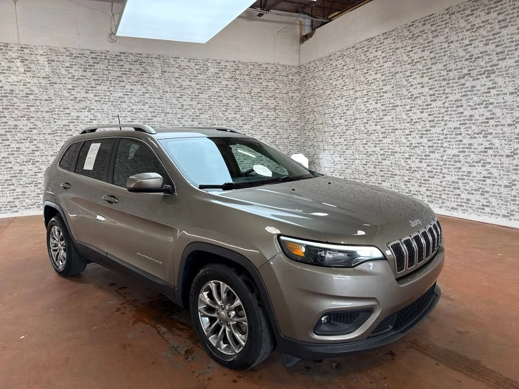 Used 2019 Light Brownstone Pearlcoat Jeep Latitude Plus image 1