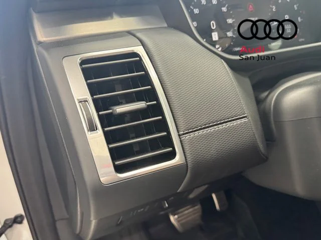 Used 2024 White Land Rover Dynamic SE image 33