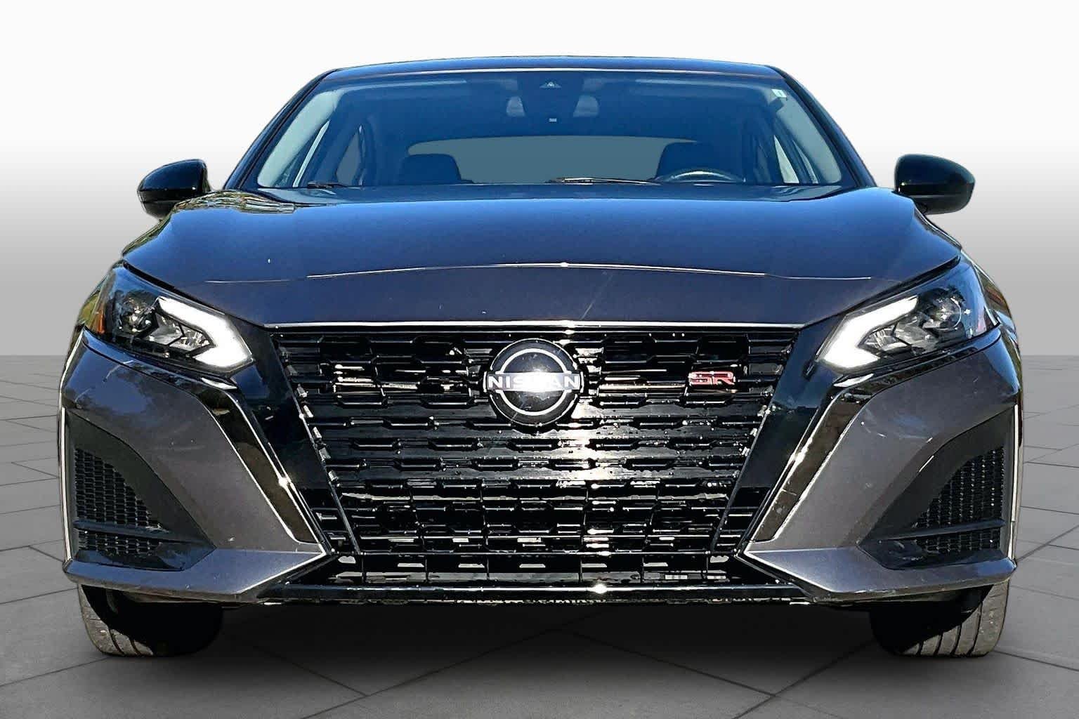 Used 2025 Garnet Pearl Metallic Nissan SV image 4