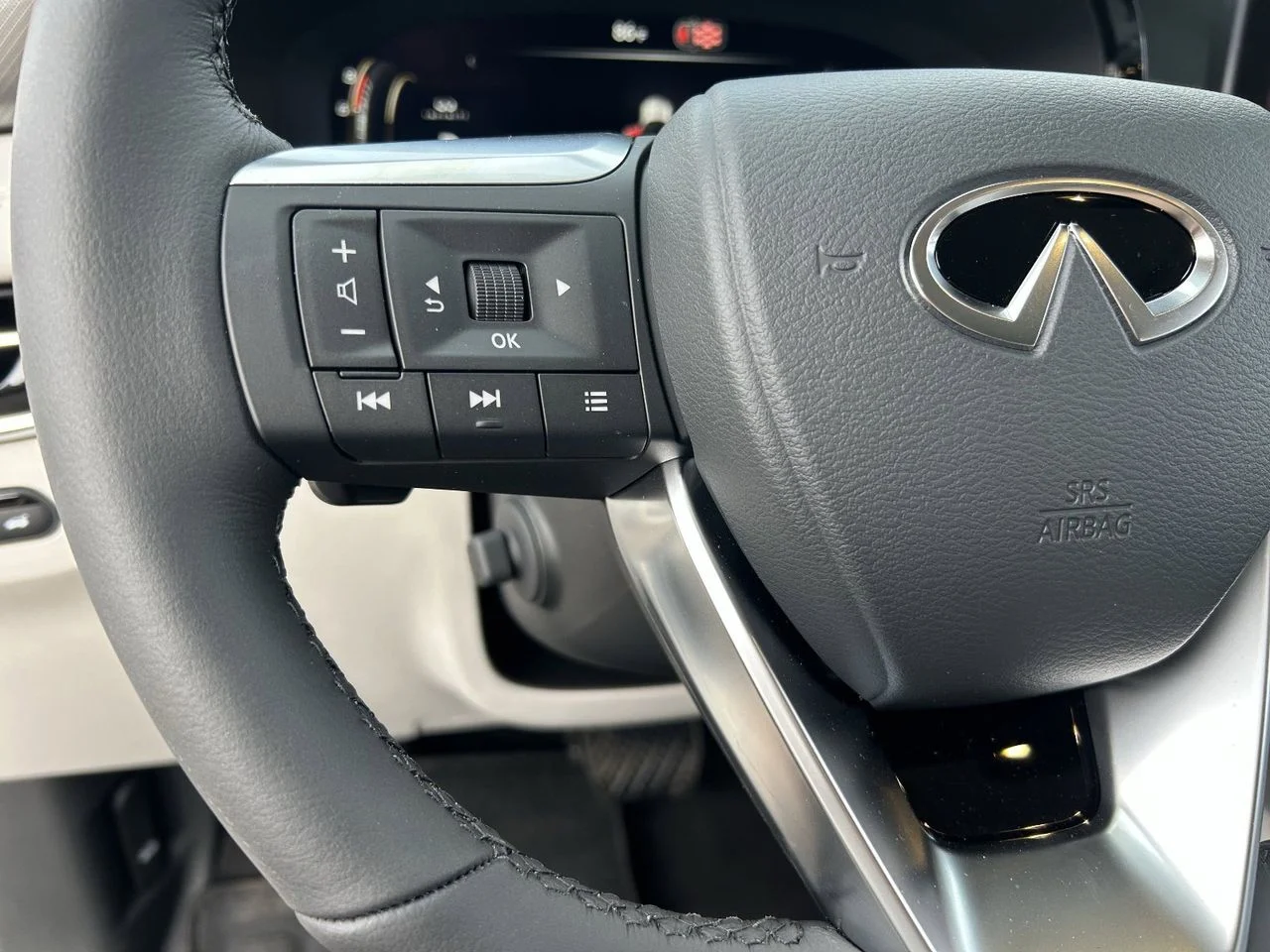 Used 2027 RADIANT WHITE INFINITI Luxe AWD image 17