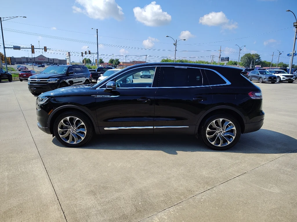 Used 2022 Infinite Black Metallic Lincoln Reserve image 4