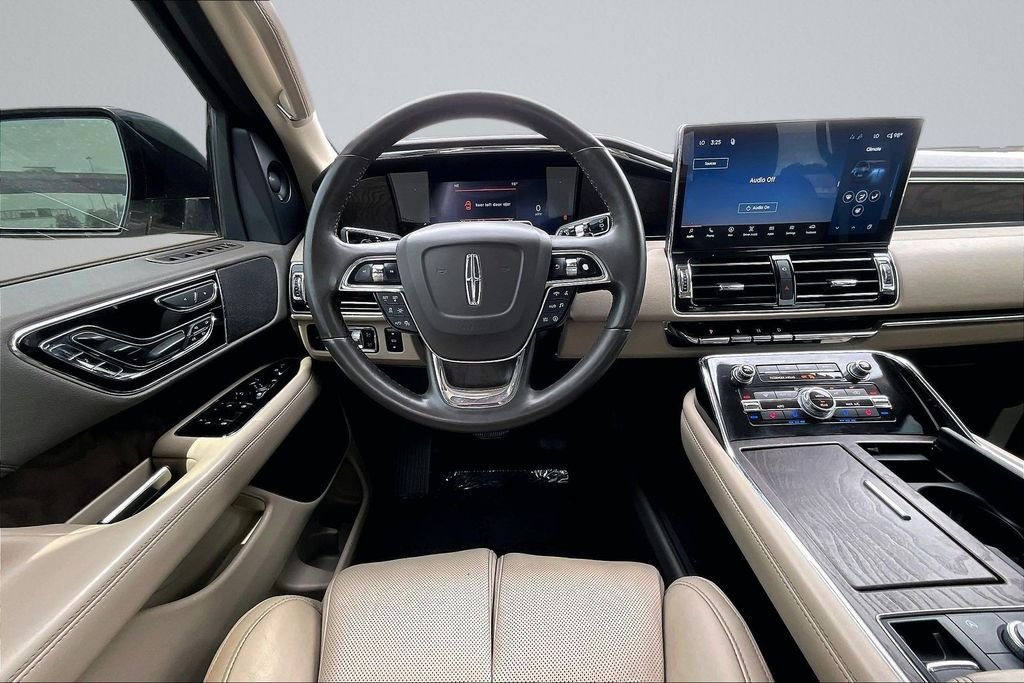 Used 2022 White Lincoln Reserve image 5