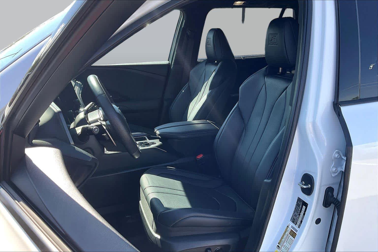 Certified Used 2025 Wind Chill Pearl Lexus F SPORT Premium image 8