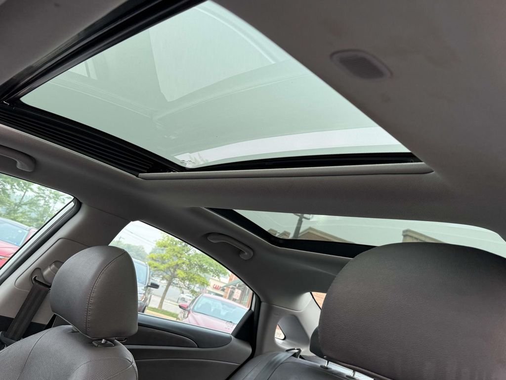 Used 2012 Silver Frost Metallic Hyundai Base image 4
