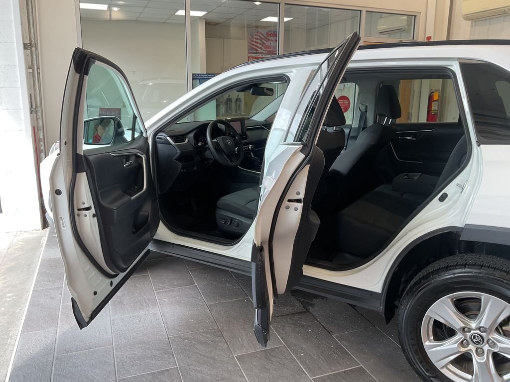 Used 2021 White Toyota XLE image 11
