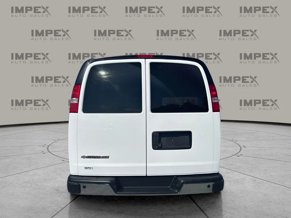 Used 2025 White Chevrolet LT image 4