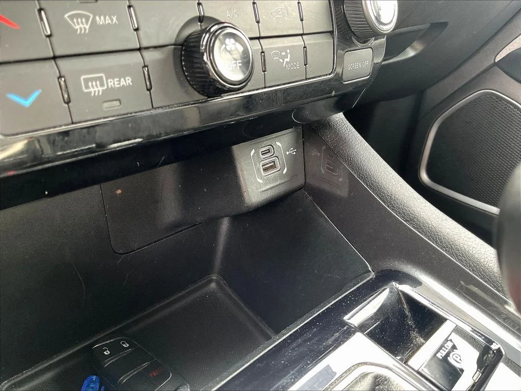Used 2024 Silver Zynith Metallic Clearcoat Jeep Latitude image 18