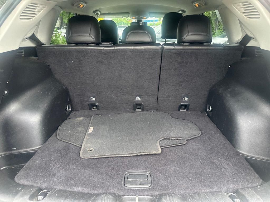 Used 2020 White Jeep Latitude image 23
