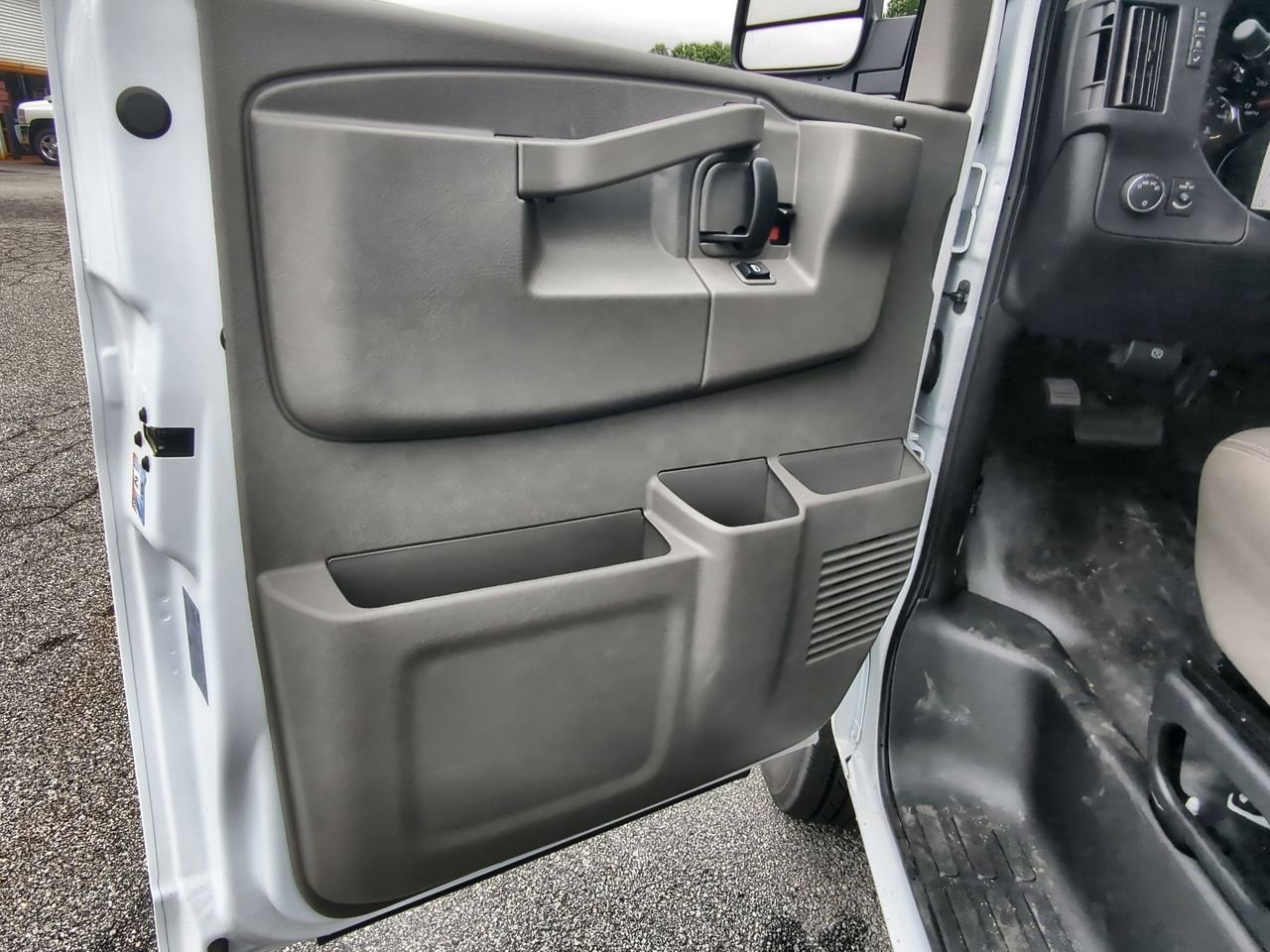 2025 Chevrolet Express Cargo Work Van - Photo 19