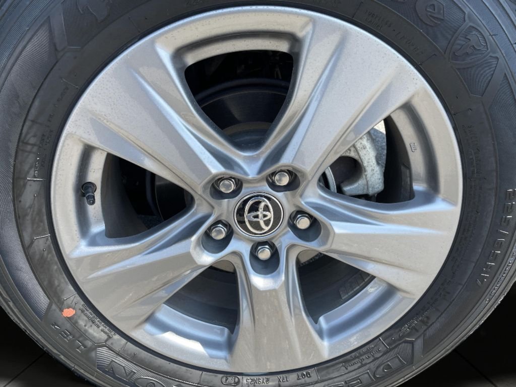 2024 Toyota RAV4 XLE - Photo 26