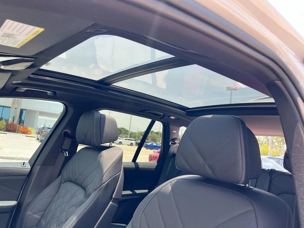 Used 2025 White Metallic BMW sDrive40i image 19