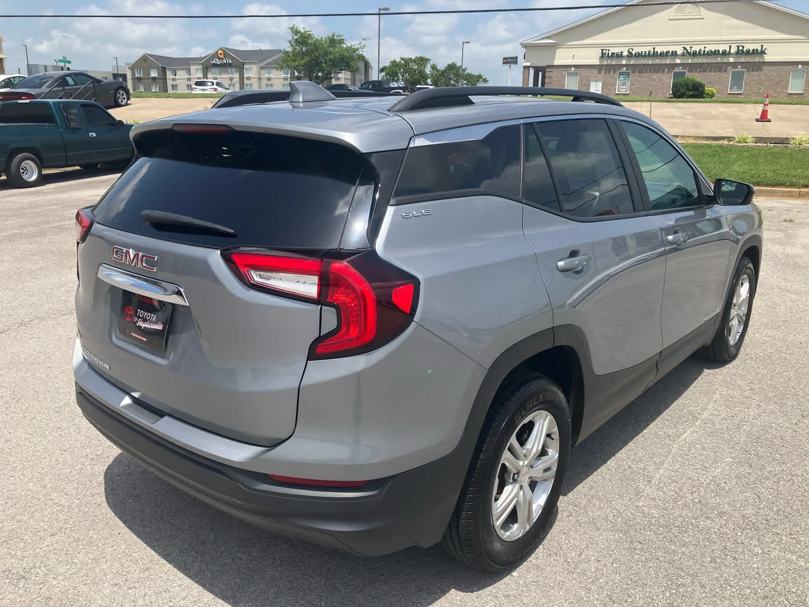 Used 2024 Sterling Metallic GMC SLE image 7