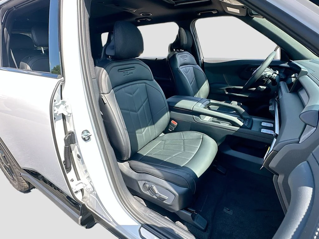 New 2027 Glacial White Pearl Kia X-PRO SX image 31