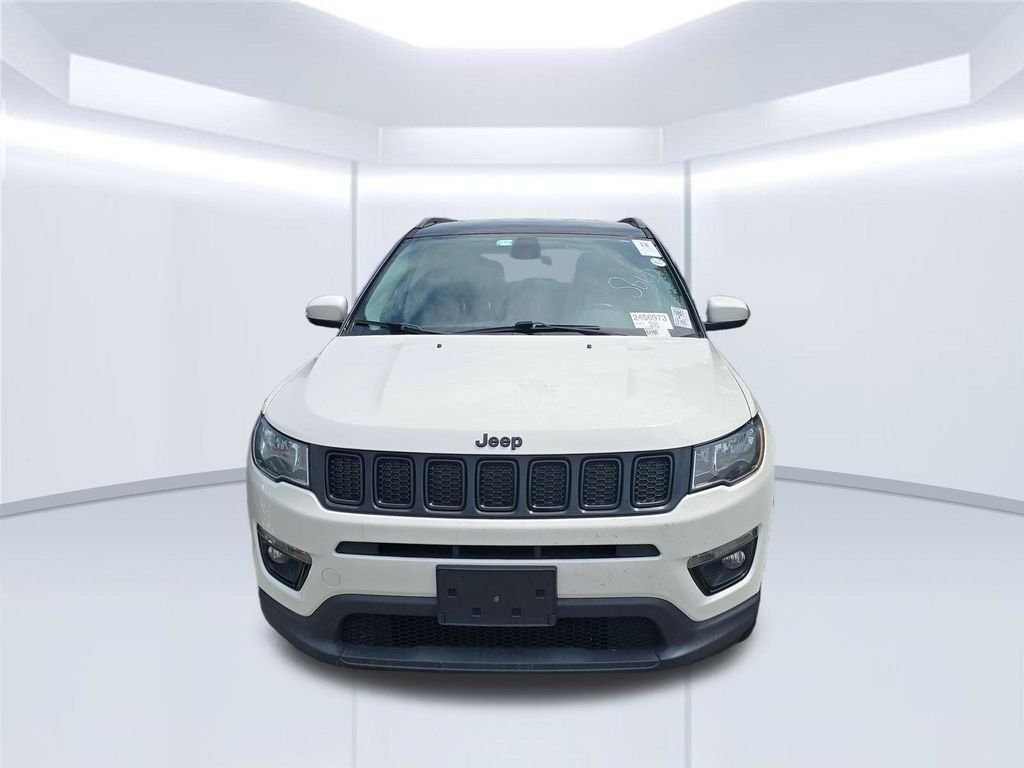 Used 2018 White Jeep Latitude image 2