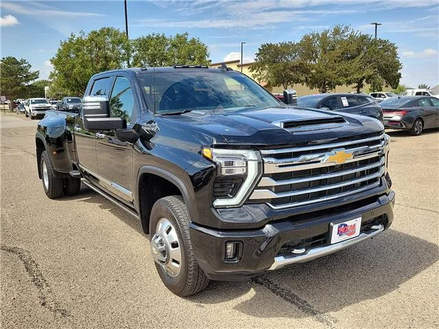 Used 2026 Black Chevrolet High Country 4x4 Crew Cab 8 ft. box 172 in. WB DRW image 5