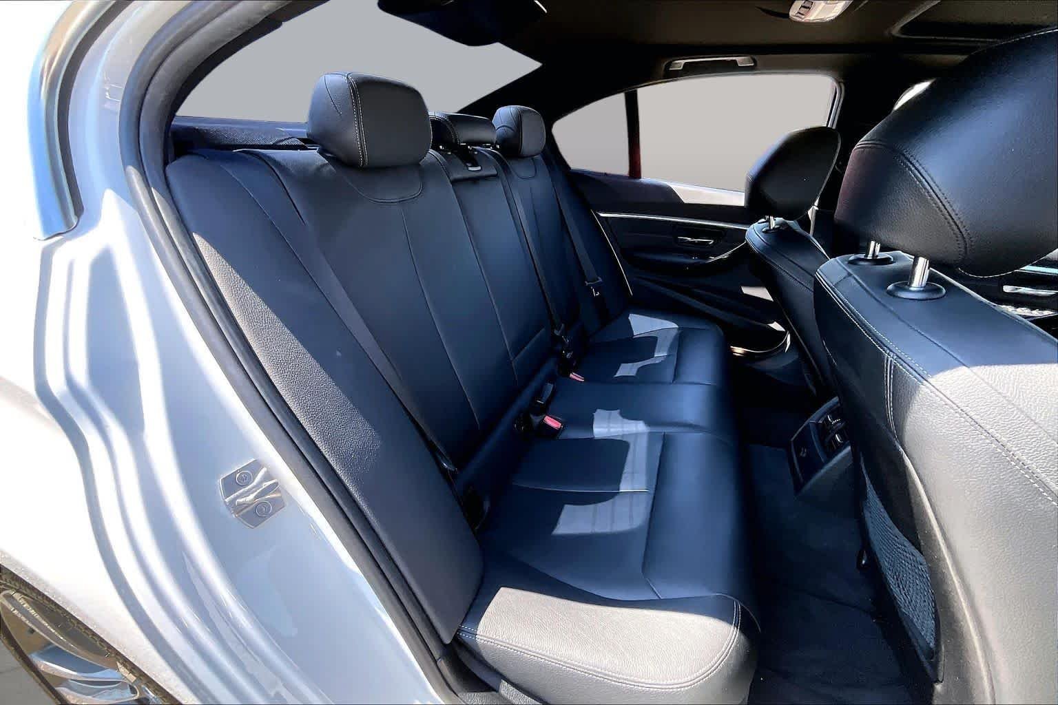 Used 2018 Alpine White BMW 330i image 19