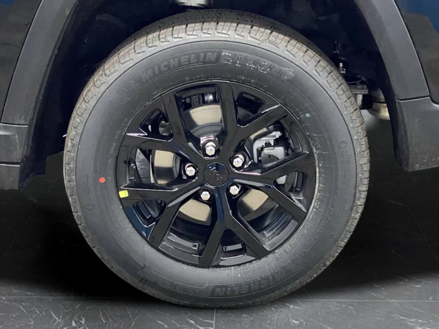 New 2026 Diamond Black Crystal Pearl-Coat Exterior Paint Jeep Altitude image 38