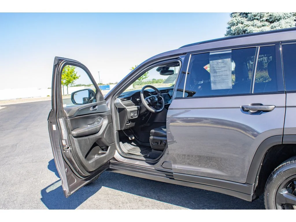 Used 2023 Baltic Gray Metallic Clearcoat Jeep Altitude image 29