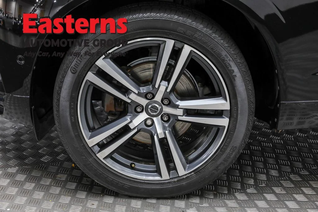 Used 2019 Black Volvo T5 Momentum image 32