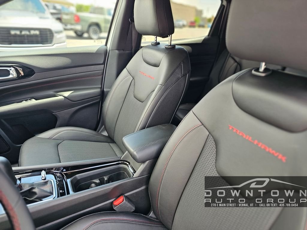 New 2026 Bright White Clear-Coat Exterior Paint Jeep Trailhawk image 25