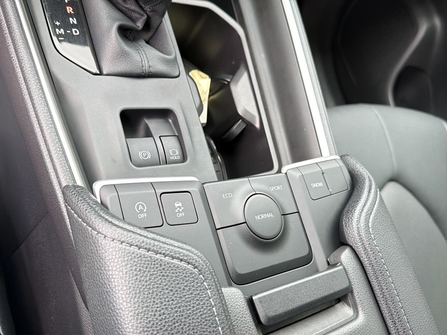 Used 2025 Wind Chill Pearl Toyota XLE image 28