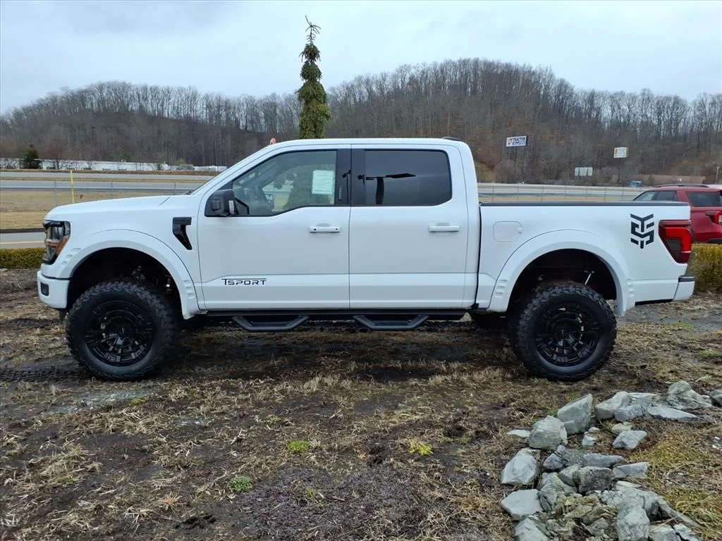 New 2026 Oxford White Ford XLT image 2