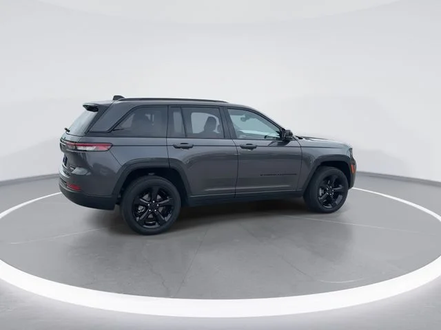 Used 2024 Gray Jeep Altitude X image 7