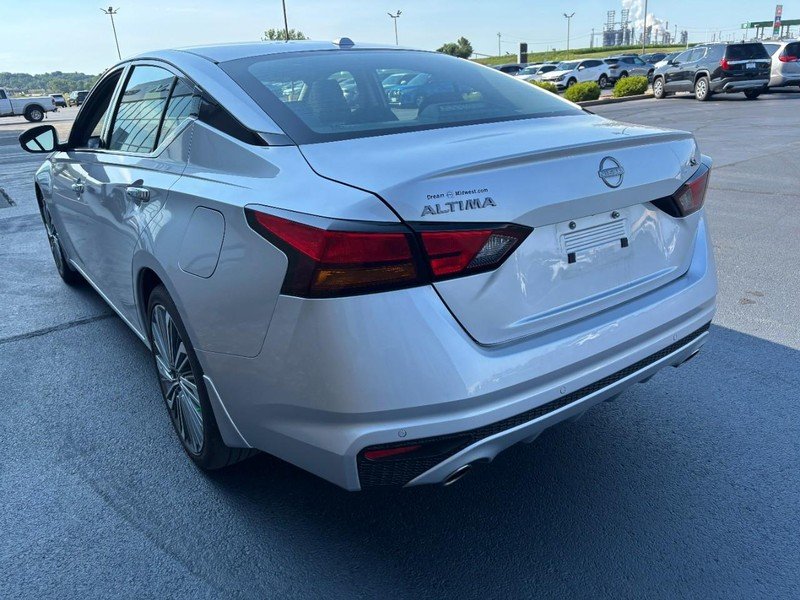 Used 2025 Brilliant Silver Metallic Nissan SL FWD image 5